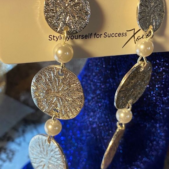 NWT BEACH PARTY WHITE SILVER POLISHED METAL MAREN EARRINGS WHITE GLASS PEARLS - Picture 7 of 10